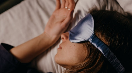 Dormir avec un masque de nuit en soie est bon pour notre santé