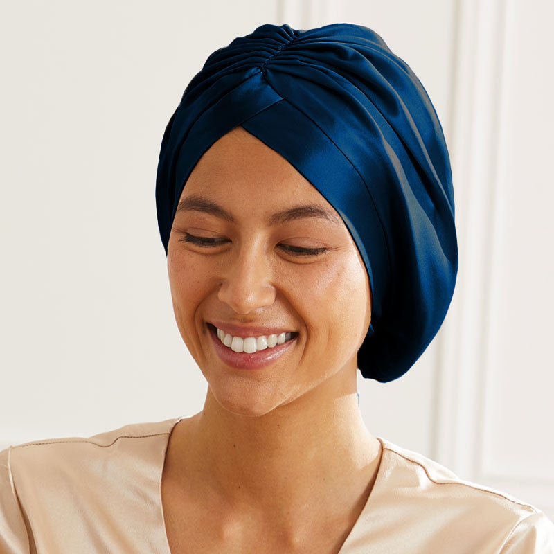 Turban en soie Maison de la Soie devant bleu marine